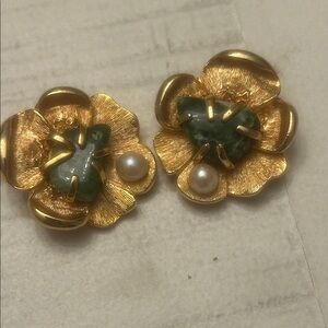 Vintage - Goldtone - Clover Shape - JADE and PEARL - Clip Earrings